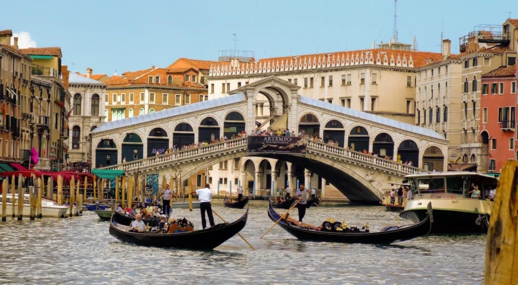 Rialto Bridge (Ponte di Rialto) Venice Italy