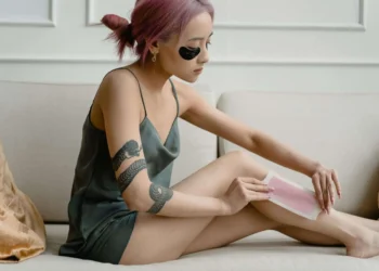 girl_doing_body_hair_wax