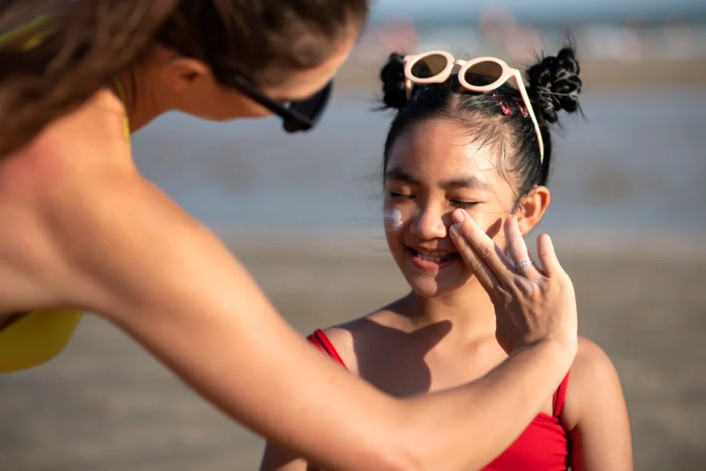 woman-applying-sunscreen-to-kid